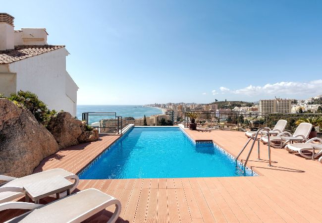 Casa adosada en Fuengirola - Casa adosada, vistas y pequeña piscina privada. 