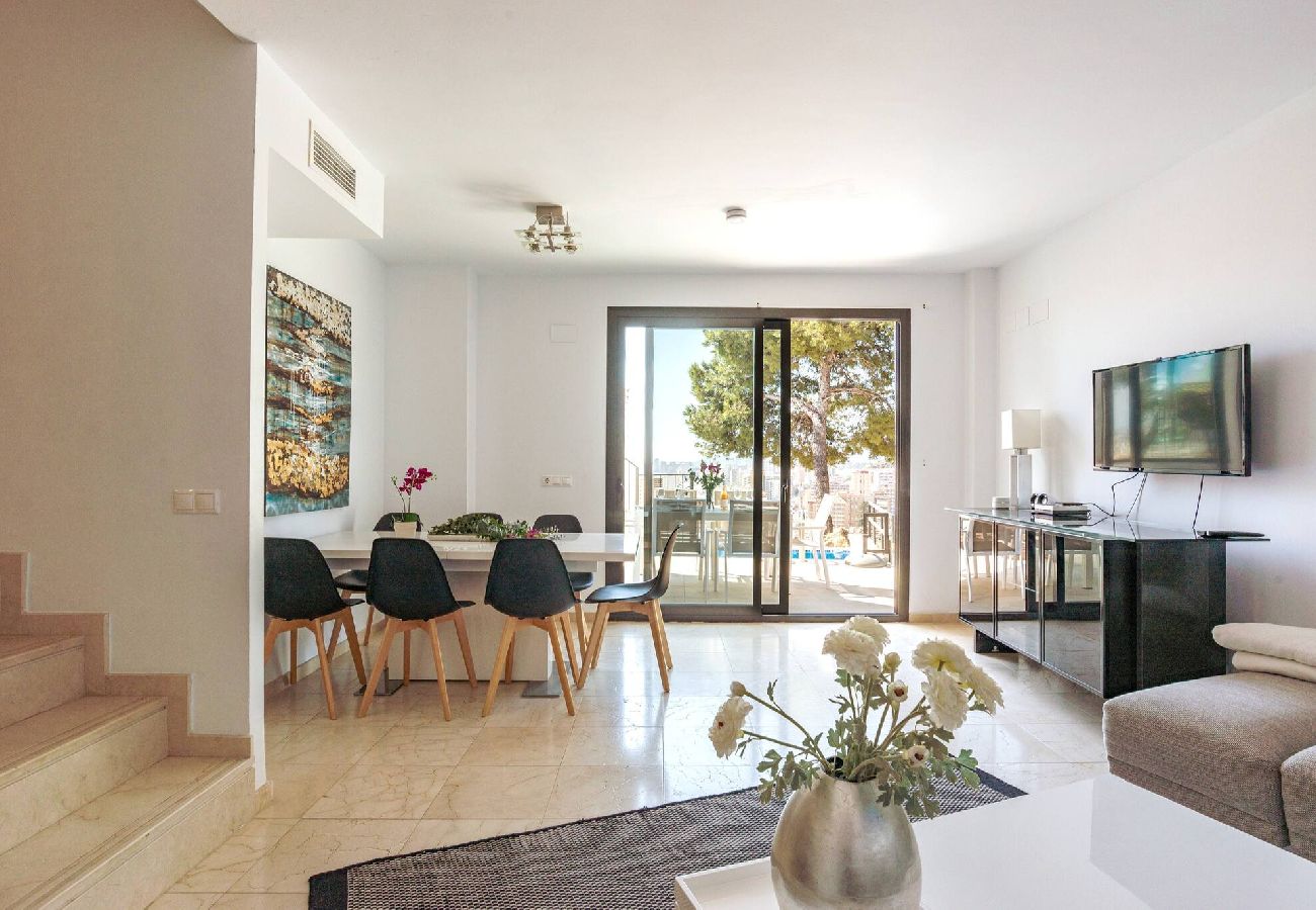 Casa adosada en Fuengirola - Casa adosada, vistas y pequeña piscina privada. 