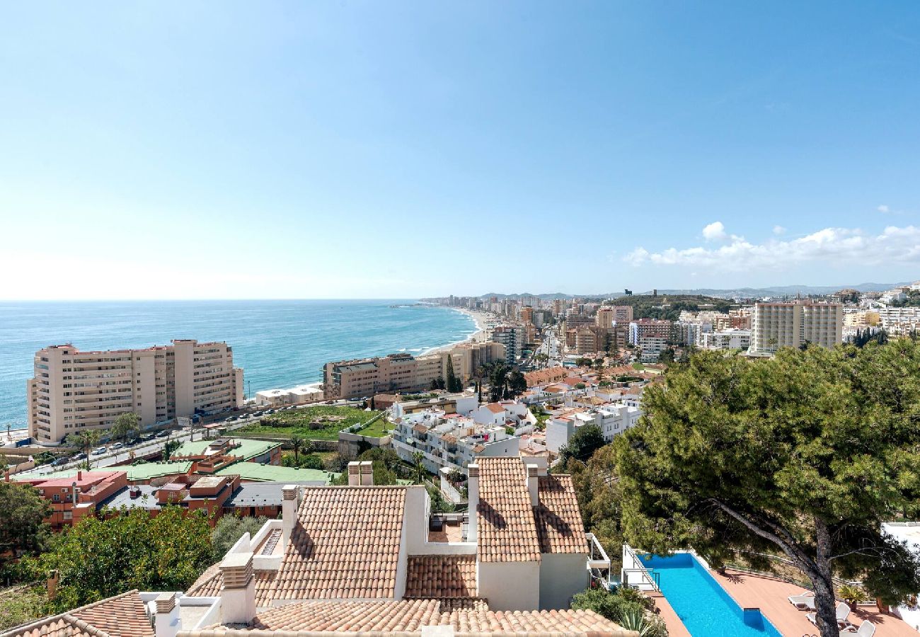 Casa adosada en Fuengirola - Casa adosada, vistas y pequeña piscina privada. 