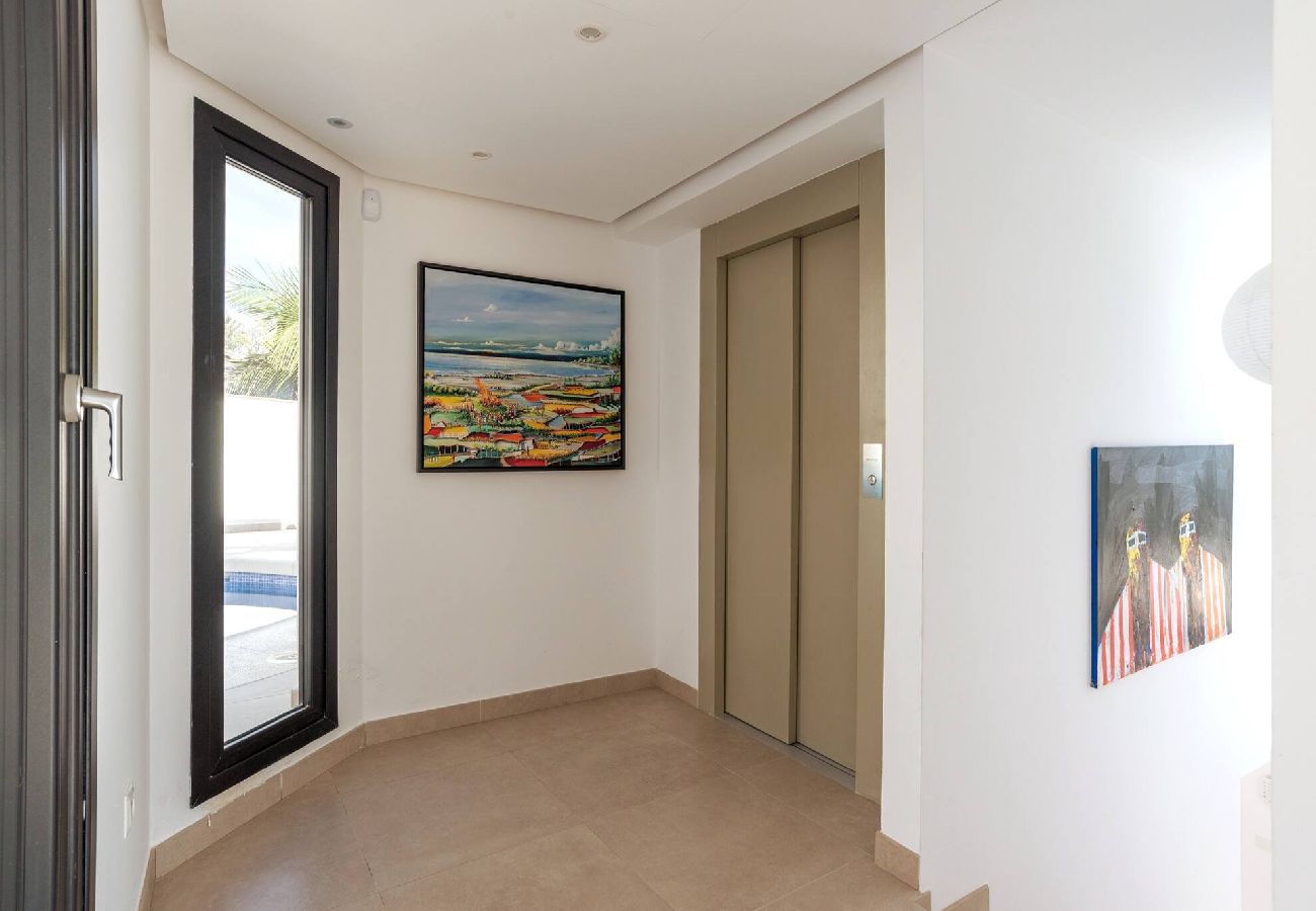 Villa i Mijas Costa - Luksus villa med privat pool tæt på by/strand 