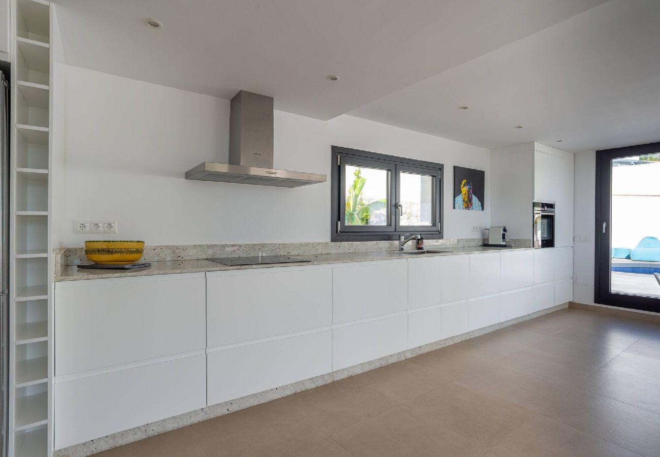 Villa i Mijas Costa - Luksus villa med privat pool tæt på by/strand 