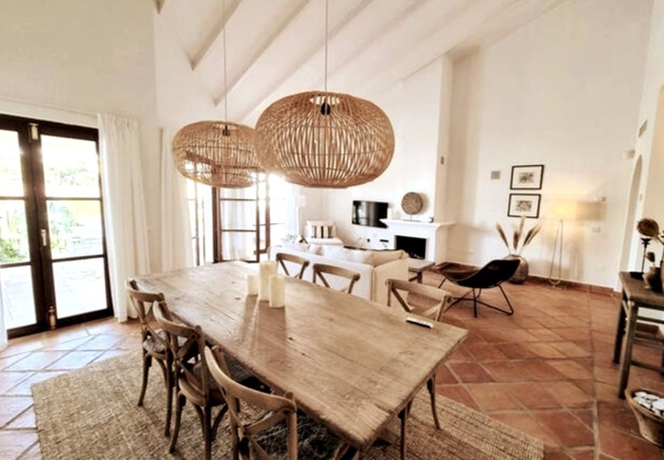 Byhus i Mijas Costa - Rækkehus tæt på by og strand med fælles pool. 