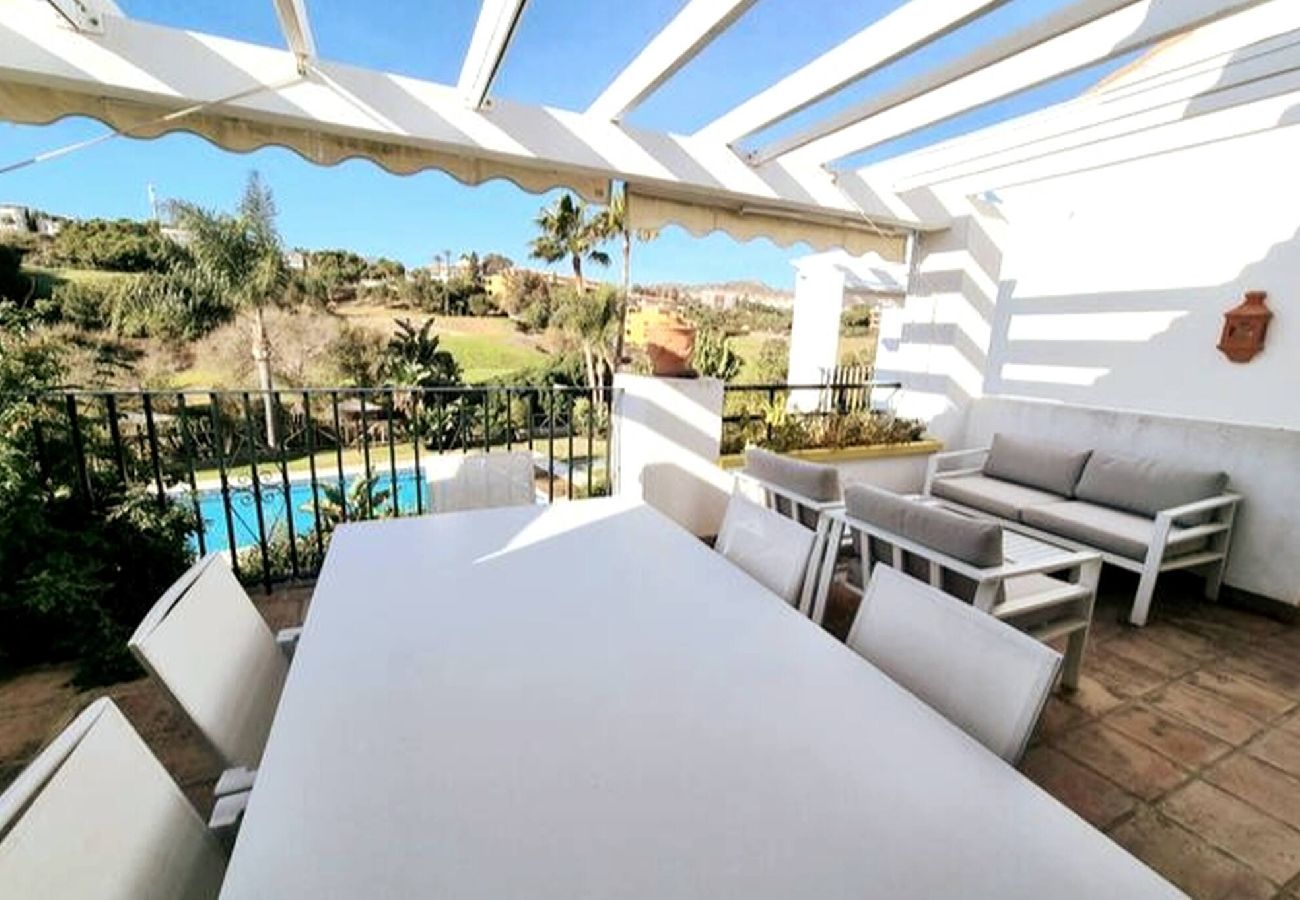 Byhus i Mijas Costa - Rækkehus tæt på by og strand med fælles pool. 