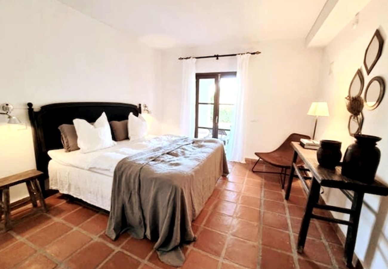 Byhus i Mijas Costa - Rækkehus tæt på by og strand med fælles pool. 