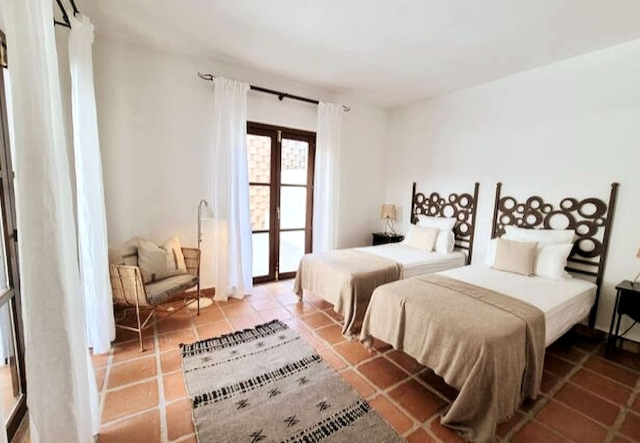 Byhus i Mijas Costa - Rækkehus tæt på by og strand med fælles pool. 