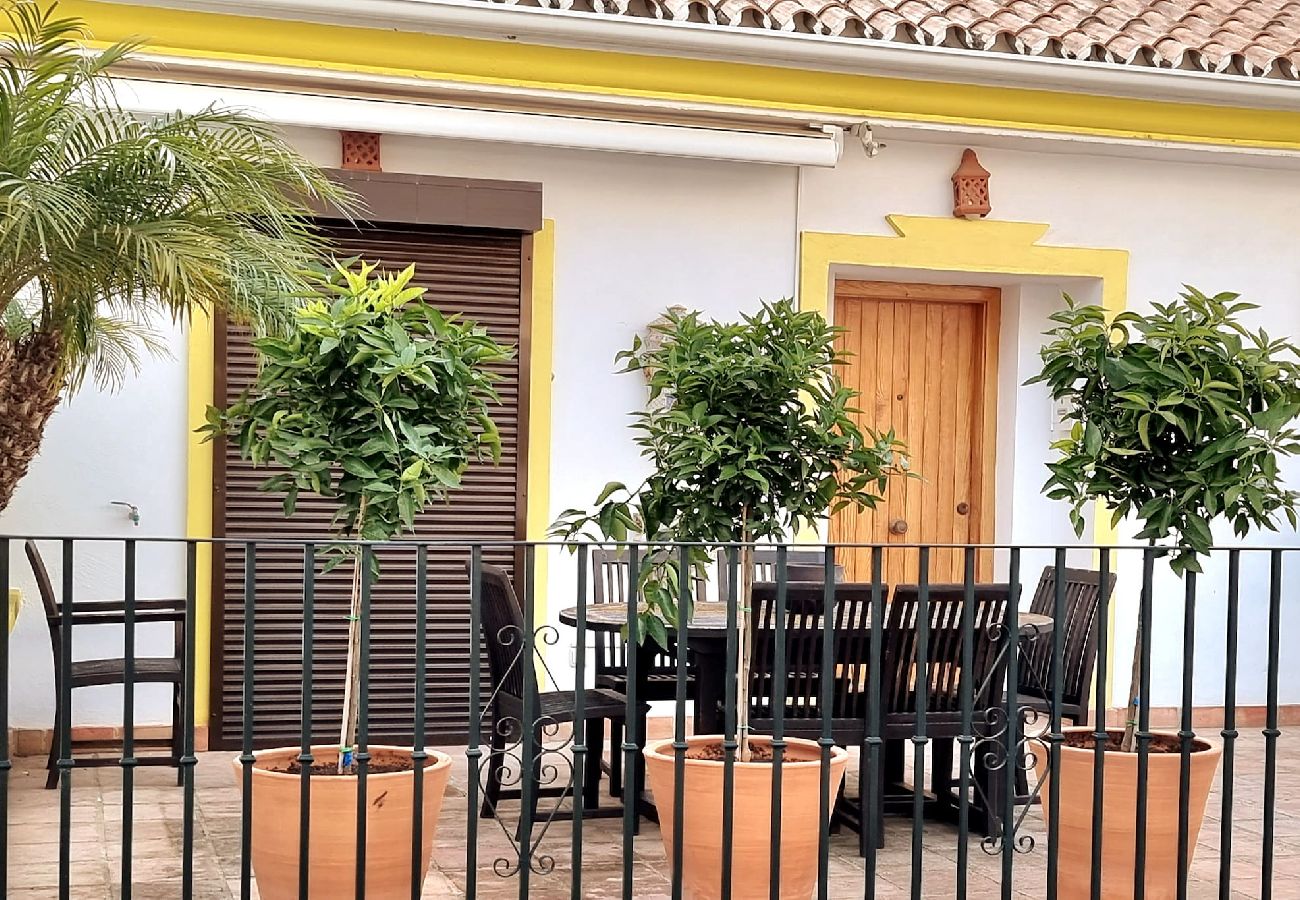 Byhus i Mijas Costa - Rækkehus tæt på by og strand med fælles pool. 