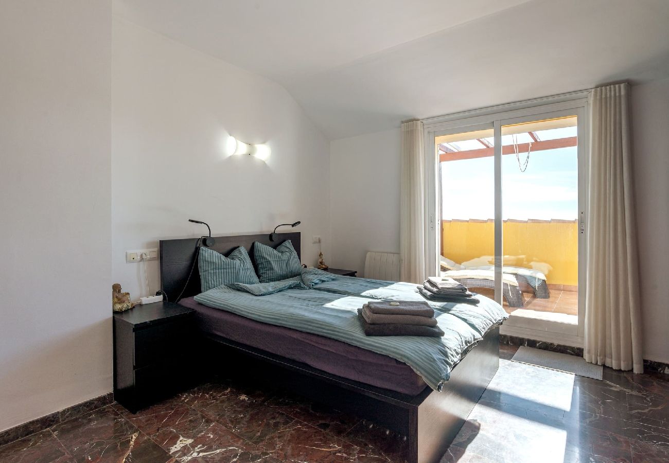 Apartment in Fuengirola - 3 bed penthouse close to beach with fab views. 