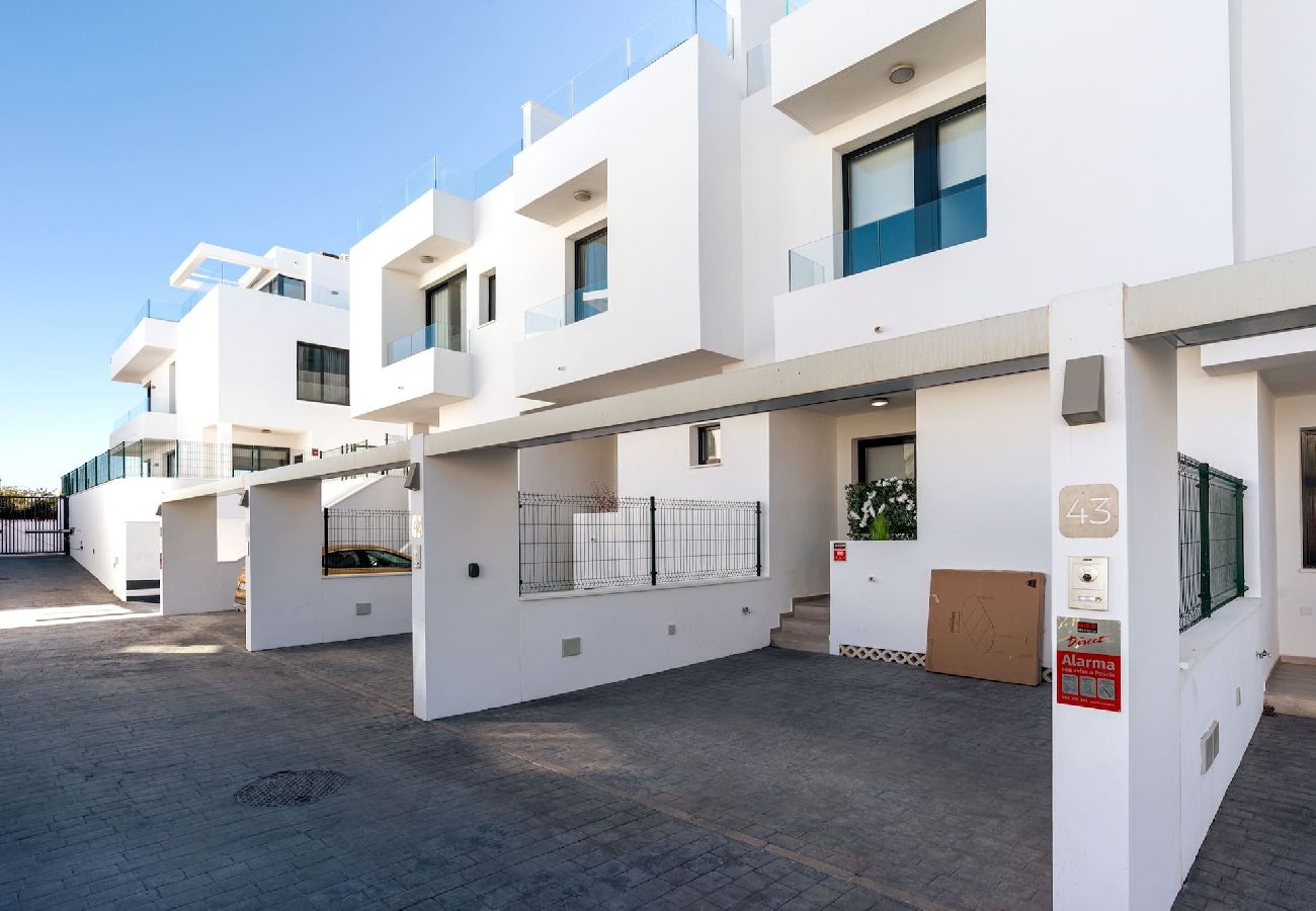 Terraced House in Fuengirola - Terraced house 5 min from beach and close to town. 